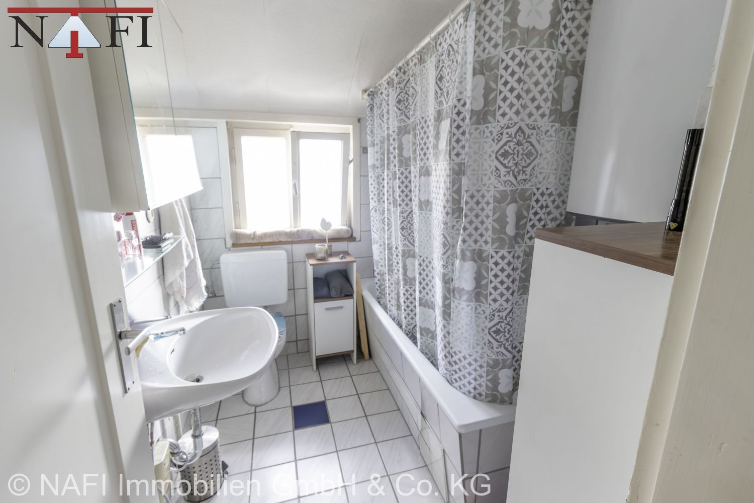 Immobilienperle in bester Lage: Mehrfamilienhaus mit riesigem Grundstück und 3 Garagen - Bad DG (25097)