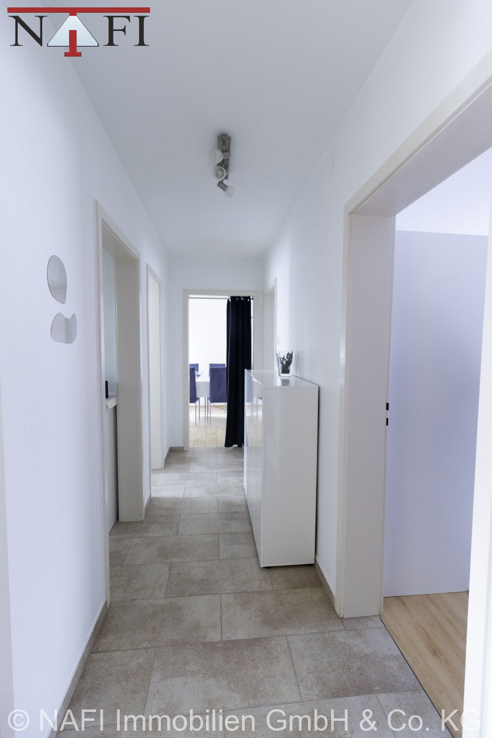 Immobilienperle in bester Lage: Mehrfamilienhaus mit riesigem Grundstück und 3 Garagen - Flur OG (25092)