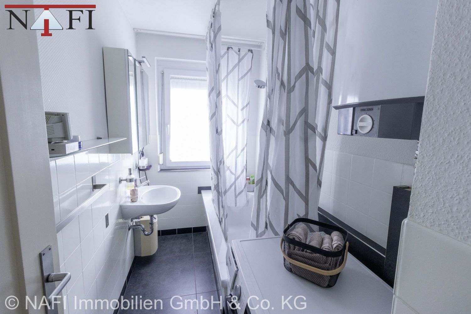 Immobilienperle in bester Lage: Mehrfamilienhaus mit riesigem Grundstück und 3 Garagen - Bad OG (25093)