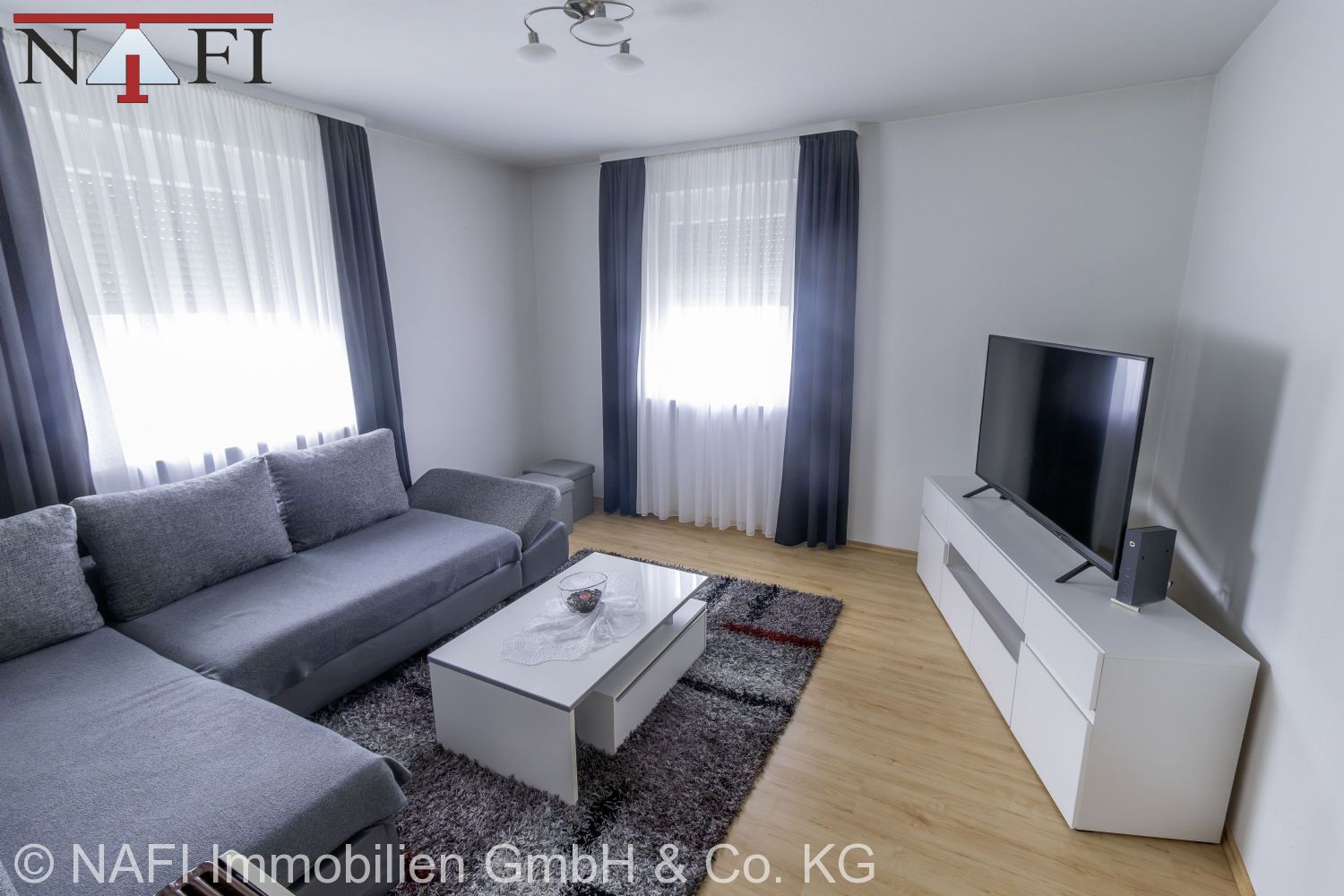 Immobilienperle in bester Lage: Mehrfamilienhaus mit riesigem Grundstück und 3 Garagen - Wohnzimmer OG (25090)