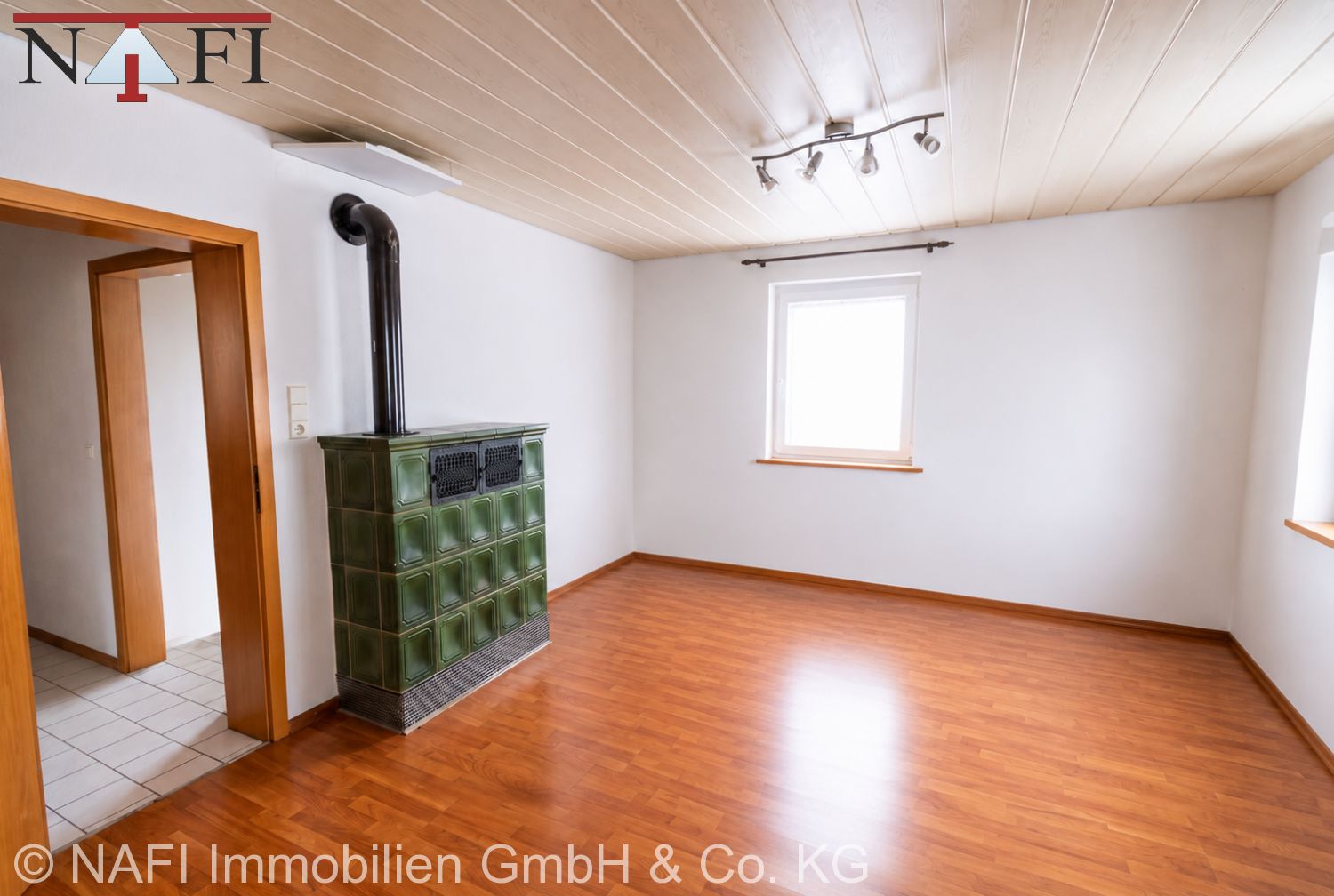 Immobilienperle in bester Lage: Mehrfamilienhaus mit riesigem Grundstück und 3 Garagen - Wohnzimmer EG (25087)