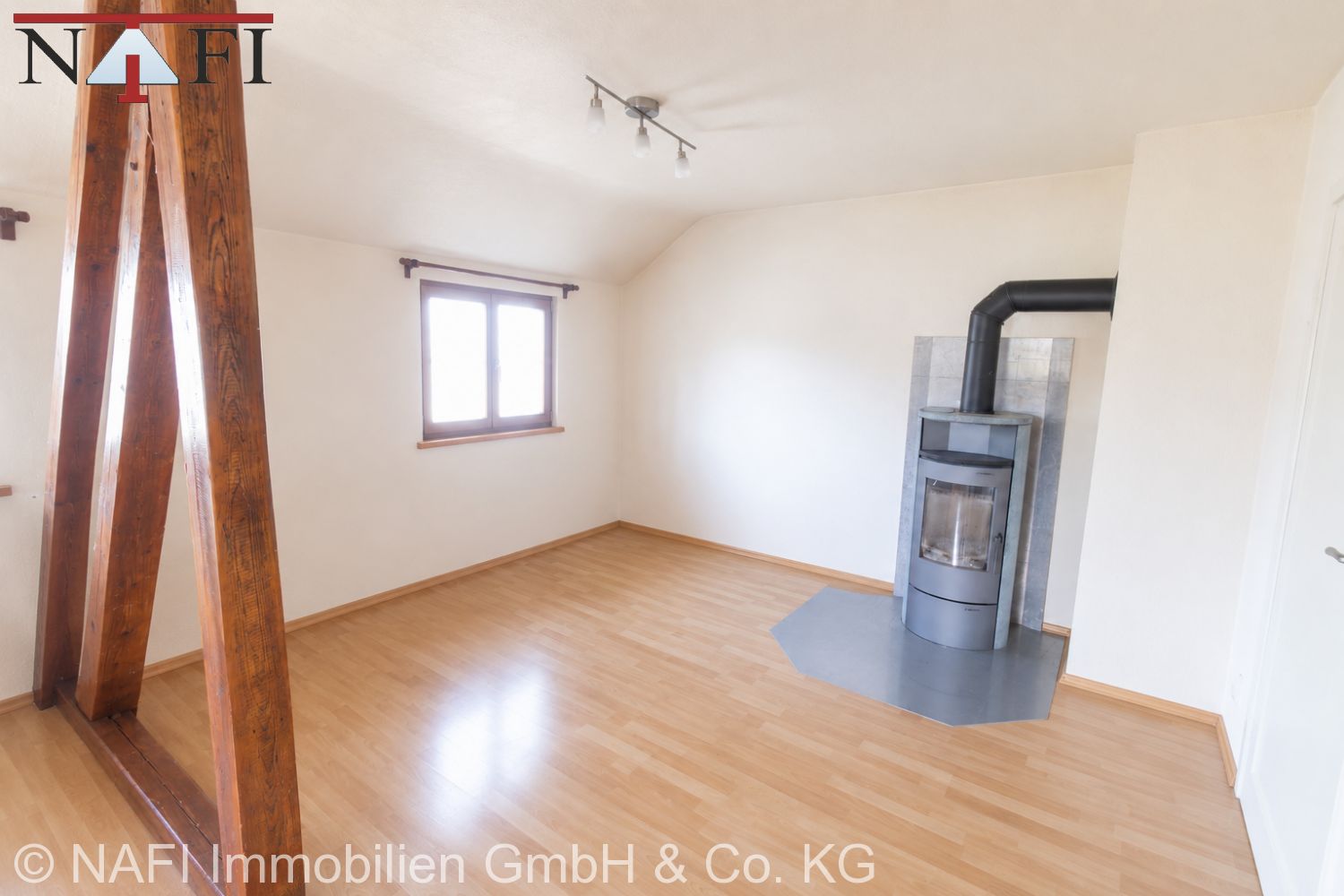 Immobilienperle in bester Lage: Mehrfamilienhaus mit riesigem Grundstück und 3 Garagen - Wohnzimmer DG (25094)