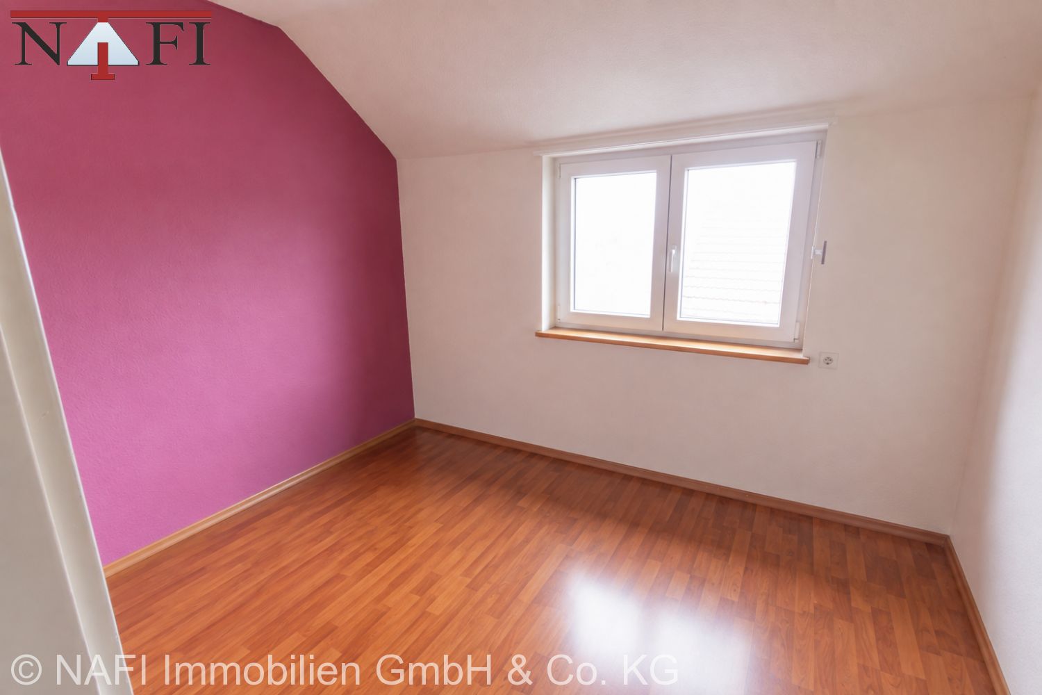 Immobilienperle in bester Lage: Mehrfamilienhaus mit riesigem Grundstück und 3 Garagen - Schlafzimmer DG (25095)