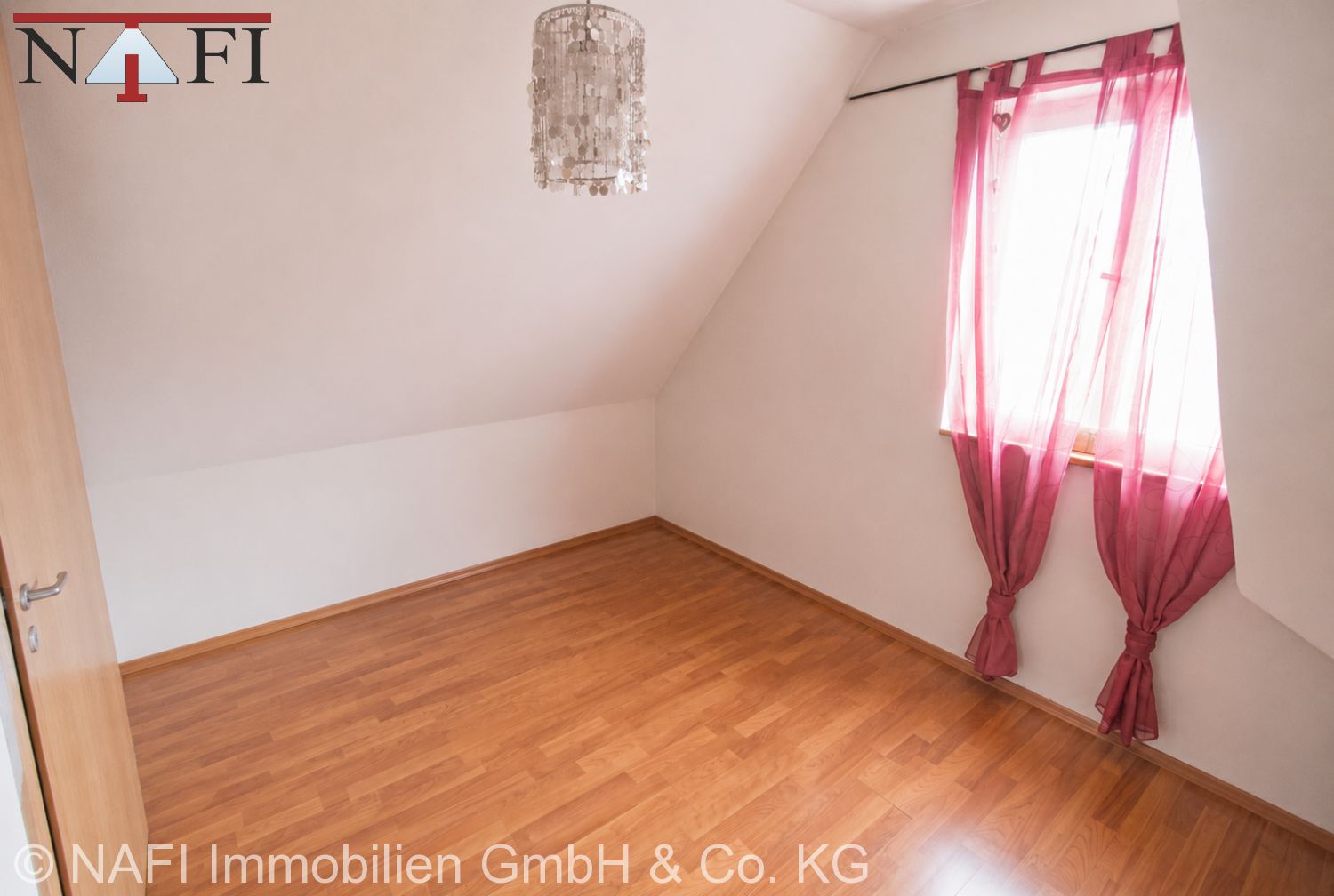 Immobilienperle in bester Lage: Mehrfamilienhaus mit riesigem Grundstück und 3 Garagen - Kinderzimmer DG (25096)