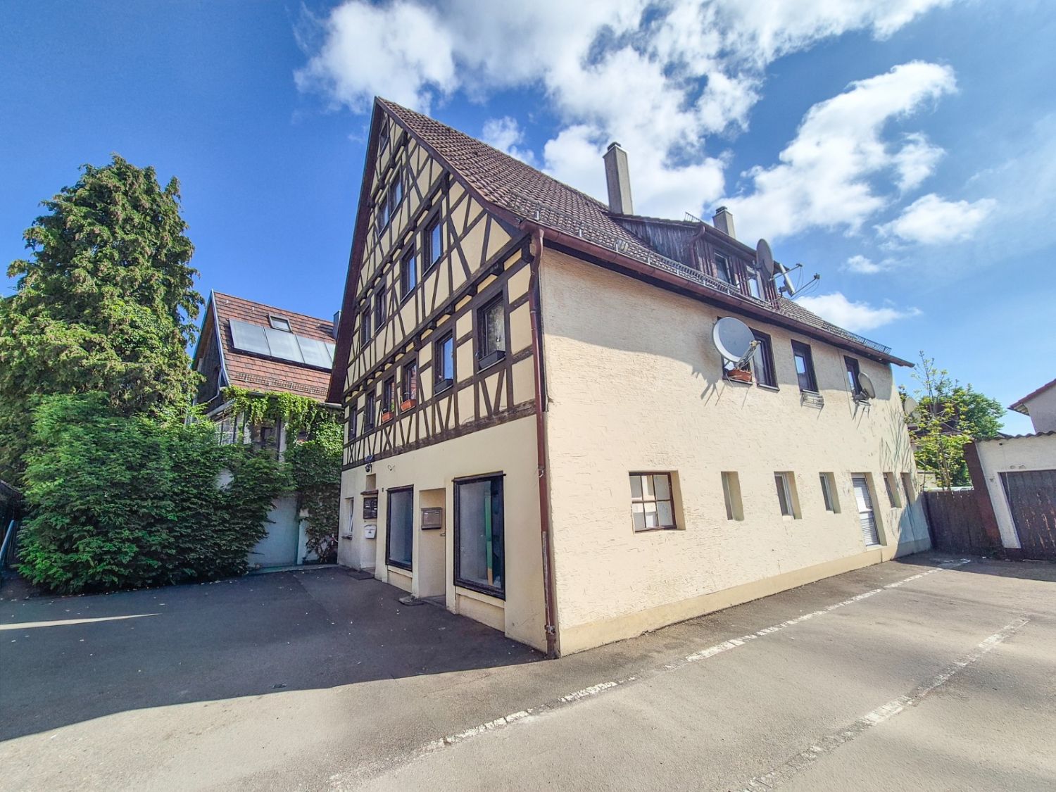 Renditepotenzial 10% – Wohn- und Geschäftshaus mit Potenzial in zentraler Lage - Aussenansicht (21830)