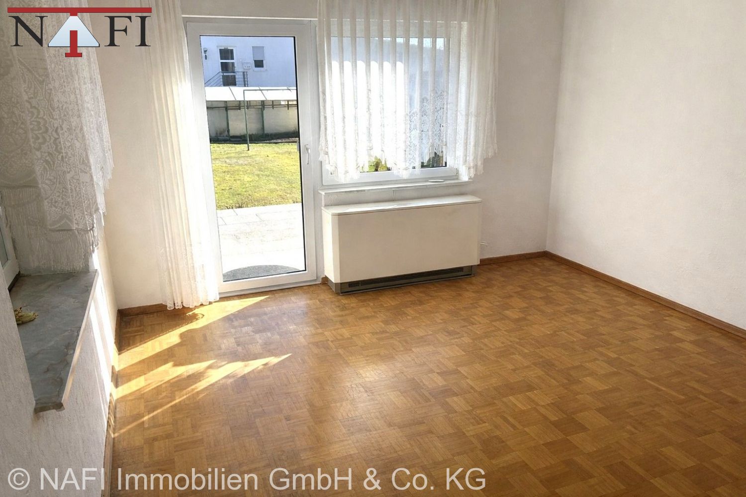 ++Doppelhaushälfte mit großem Garten und viel Potenzial in ruhiger Wohnlage++ - Wohnzimmer (22916)