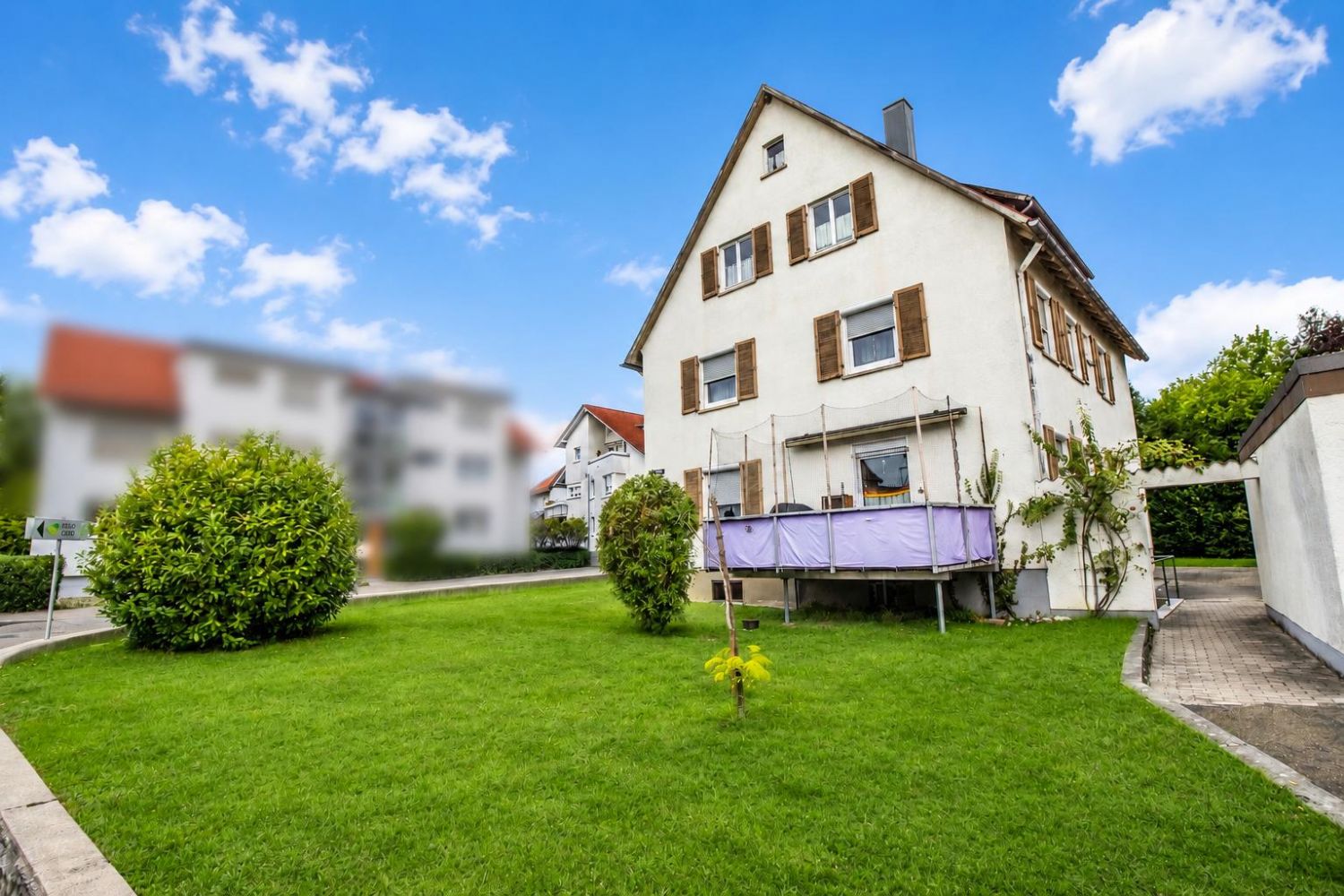 ** Immobilienperle in bester Lage: Mehrfamilienhaus mit riesigem Grundstück und 3 Garagen ** - Hausansicht mit Garten (25997)