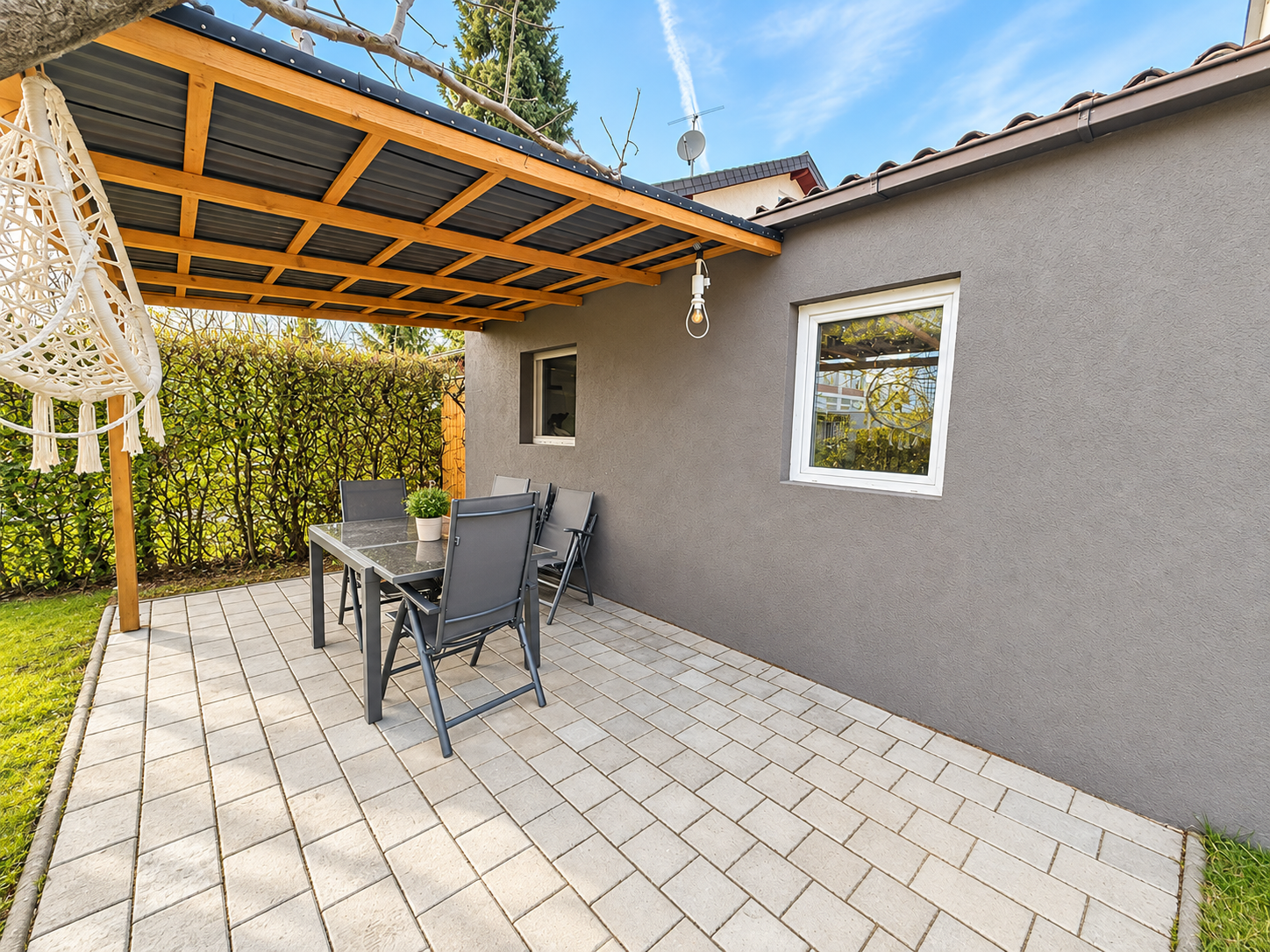 **Modernisiertes 4-Familienhaus mit großem Garten – ideal für Mehrgenerationenwohnen** - Grillplatz Garagen (25188)
