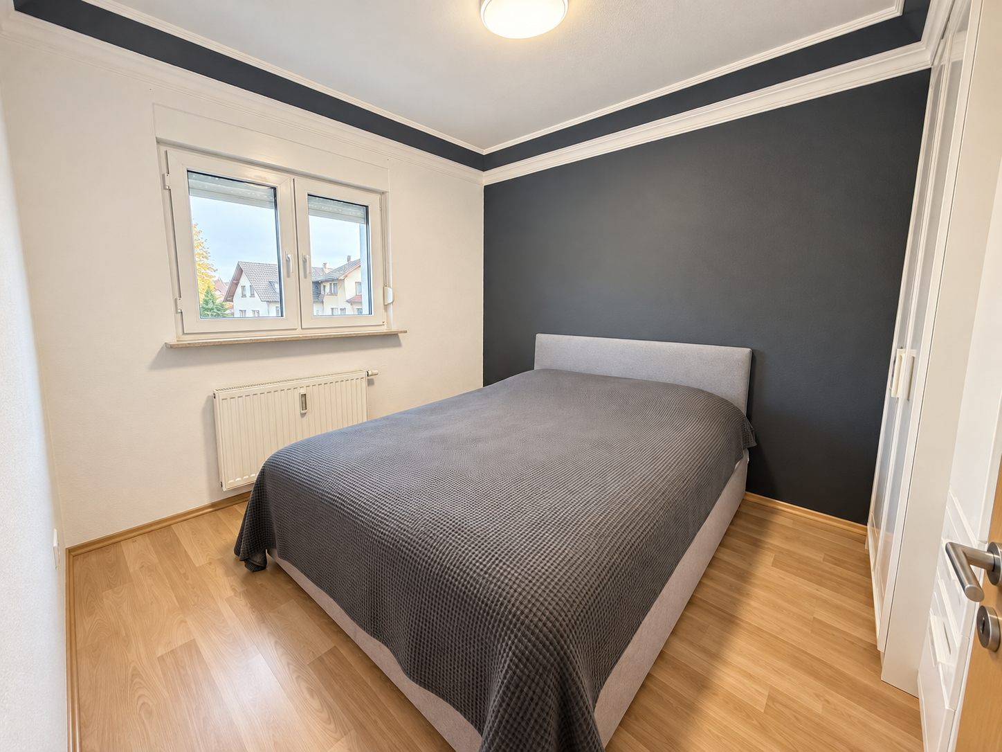 **Modernisiertes 4-Familienhaus mit großem Garten – ideal für Mehrgenerationenwohnen** - Kinderzimmer EG Links (25192)