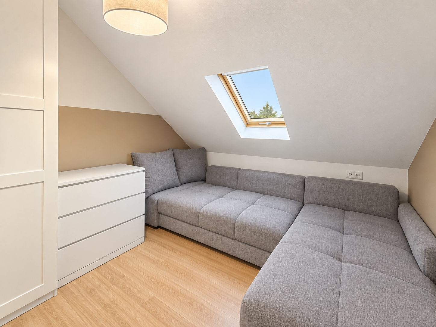 **Modernisiertes 4-Familienhaus mit großem Garten – ideal für Mehrgenerationenwohnen** - Zimmer OG Rechts (25202)