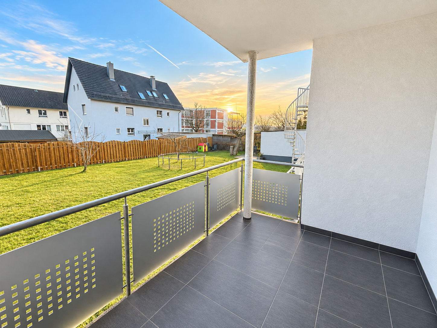 **Modernisiertes 4-Familienhaus mit großem Garten – ideal für Mehrgenerationenwohnen** - Balkon EG Links (25187)