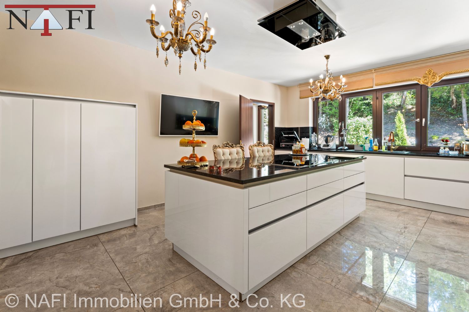Exklusives Anwesen mit traumhaftem Ausblick & 8 privaten Tiefgaragenstellplätzen - Küche EG (21997)