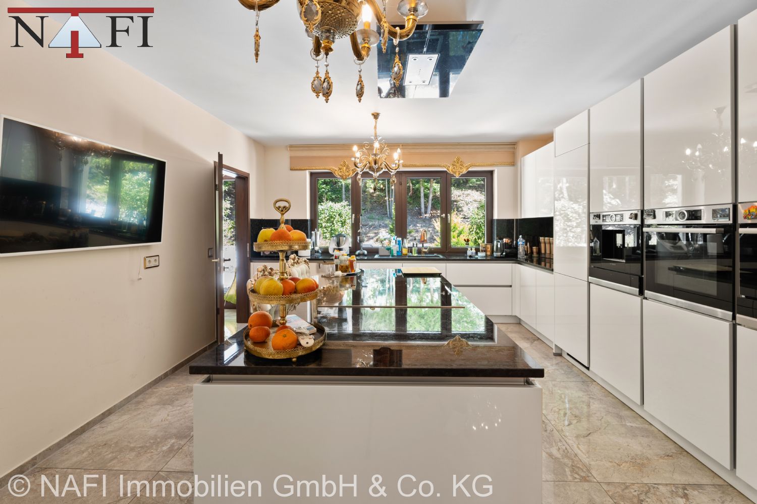 Exklusives Anwesen mit traumhaftem Ausblick & 8 privaten Tiefgaragenstellplätzen - Küche EG (21998)