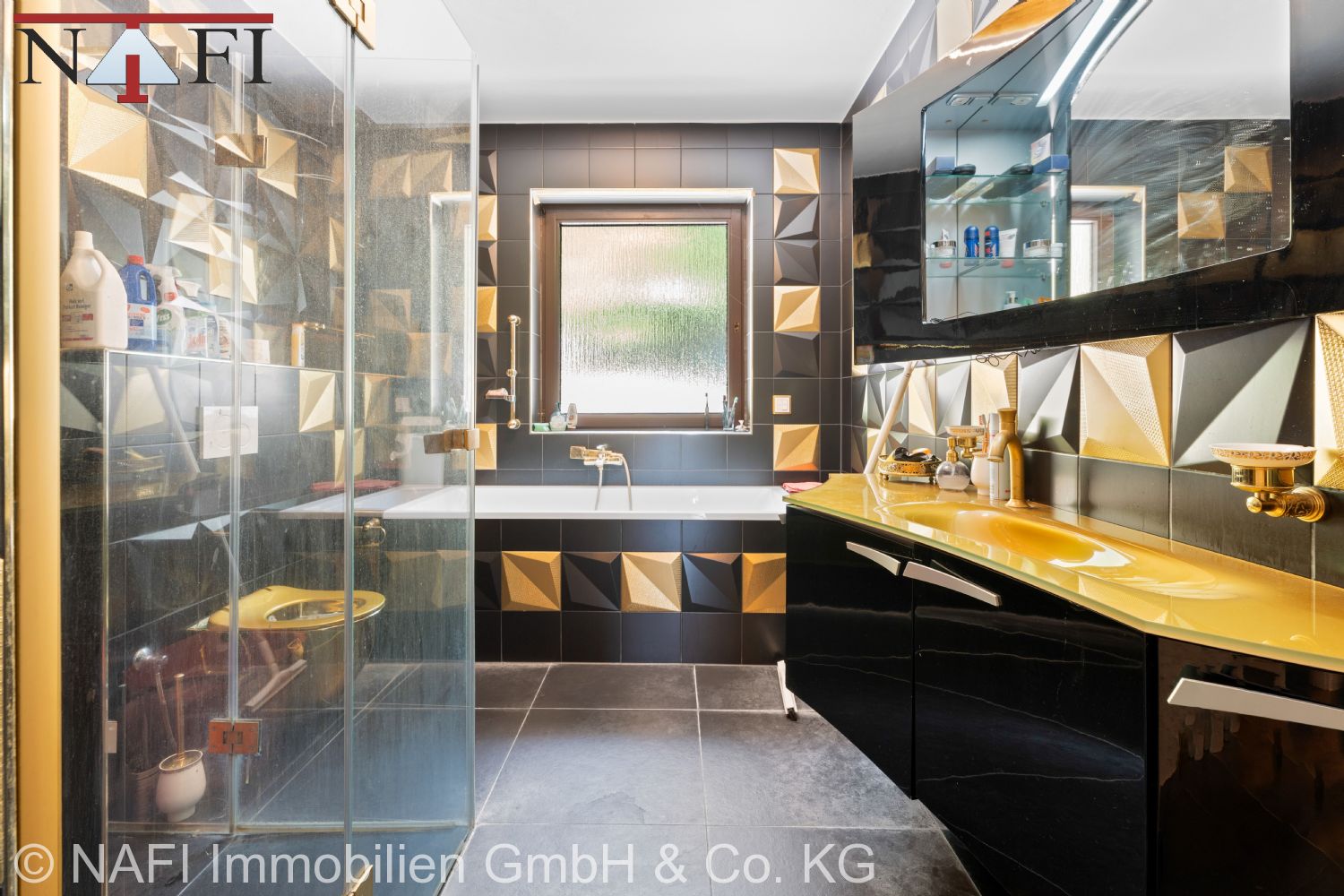 Exklusives Anwesen mit traumhaftem Ausblick & 8 privaten Tiefgaragenstellplätzen - Tageslichtbad EG (22010)