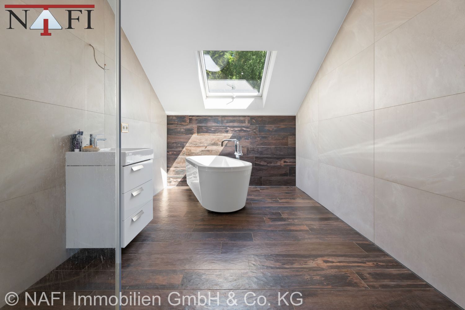 Exklusives Anwesen mit traumhaftem Ausblick & 8 privaten Tiefgaragenstellplätzen - sep. WC DG (22012)