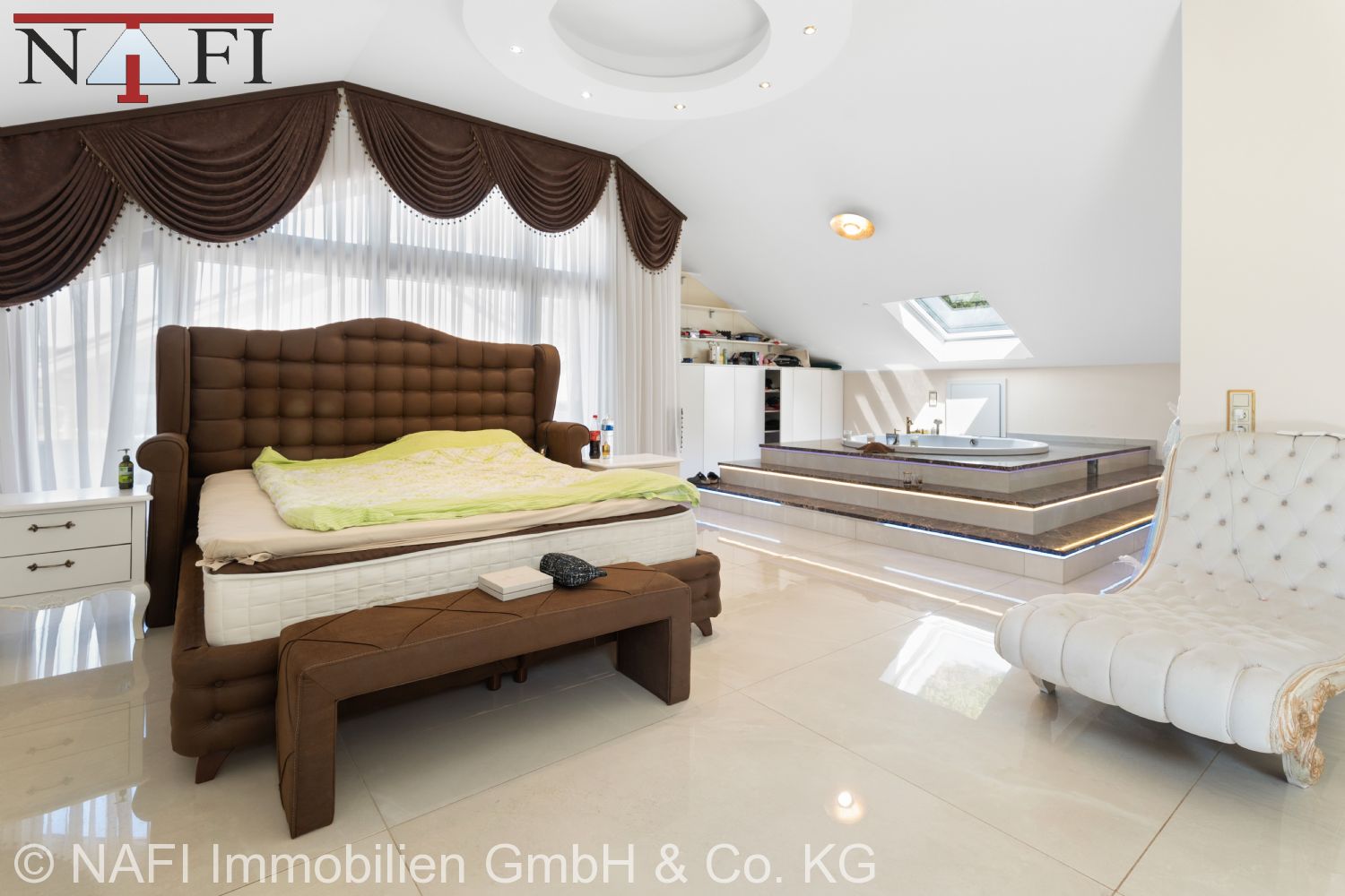 Exklusives Anwesen mit traumhaftem Ausblick & 8 privaten Tiefgaragenstellplätzen - Hauptschlafzimmer mit Whirlpoolwanne DG (22002)