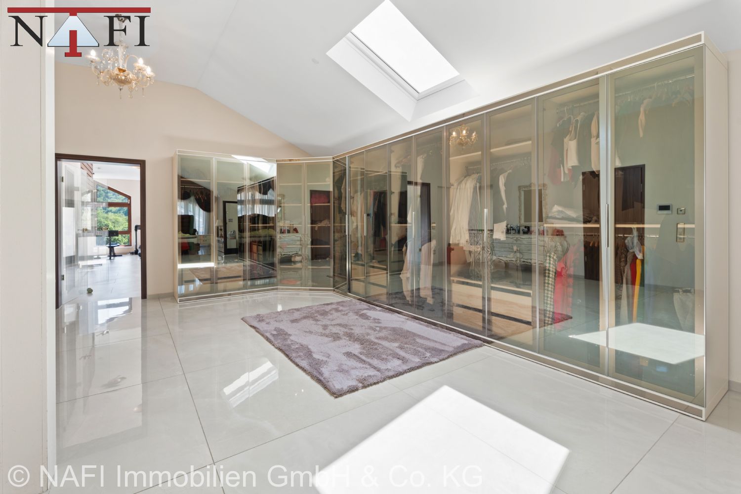 Exklusives Anwesen mit traumhaftem Ausblick & 8 privaten Tiefgaragenstellplätzen - Ankleide 1 DG (22004)