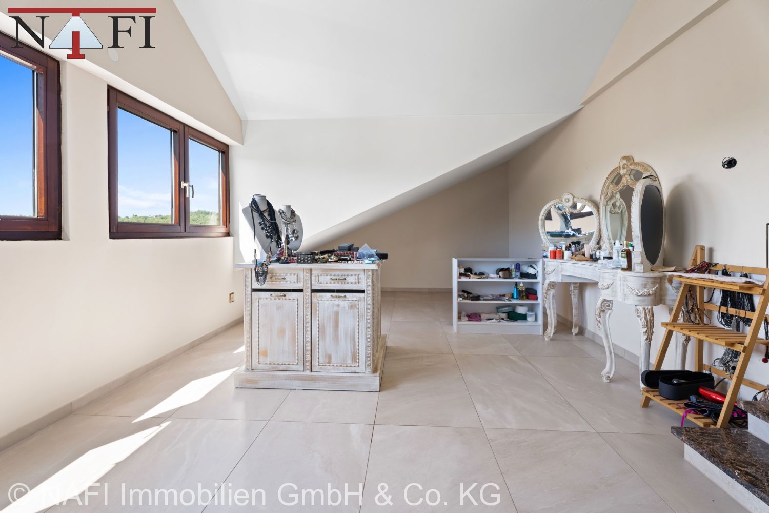Exklusives Anwesen mit traumhaftem Ausblick & 8 privaten Tiefgaragenstellplätzen - Ankleide 2 DG (22005)