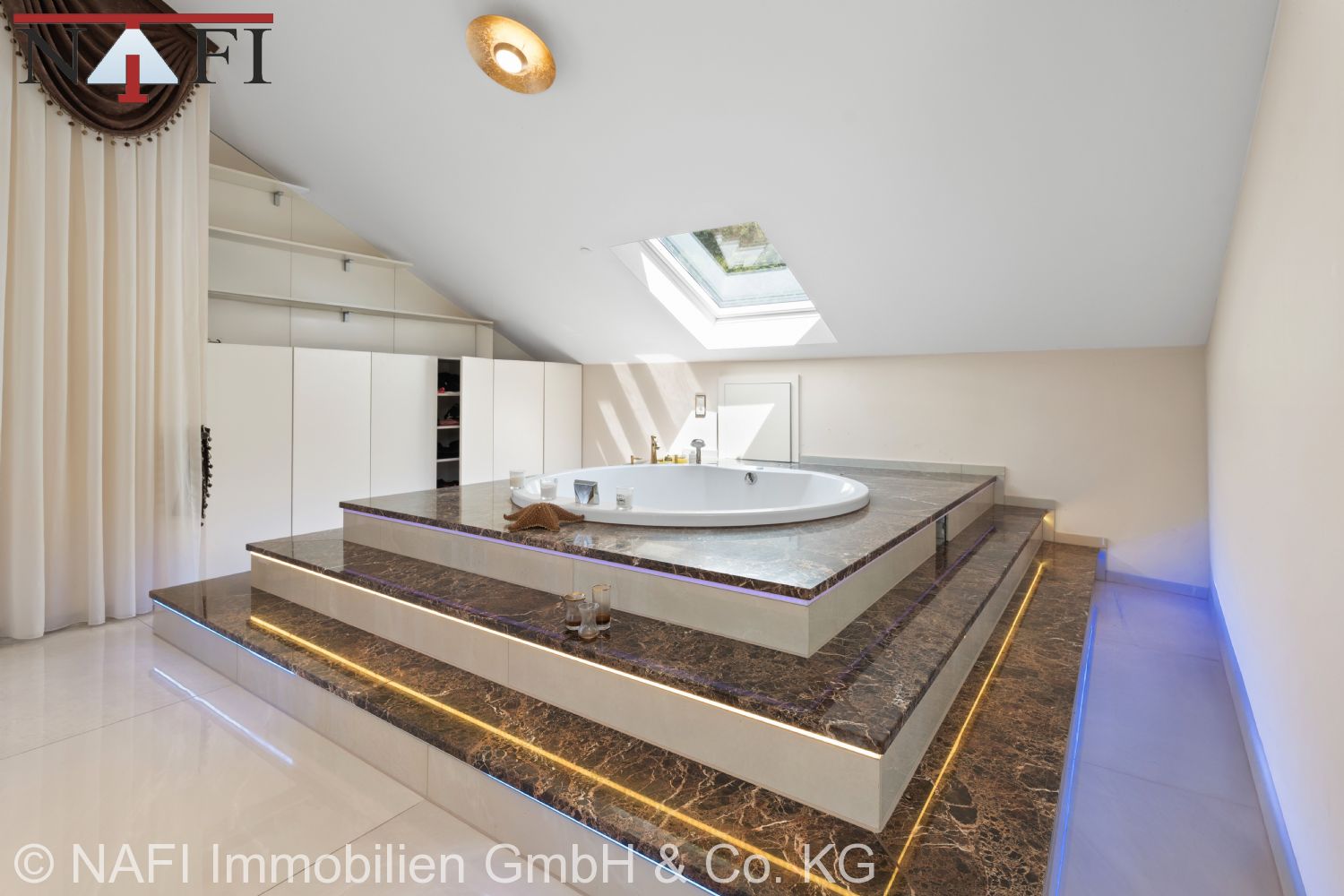 Exklusives Anwesen mit traumhaftem Ausblick & 8 privaten Tiefgaragenstellplätzen - Hauptschlafzimmer mit Whirlpoolwanne DG (22003)