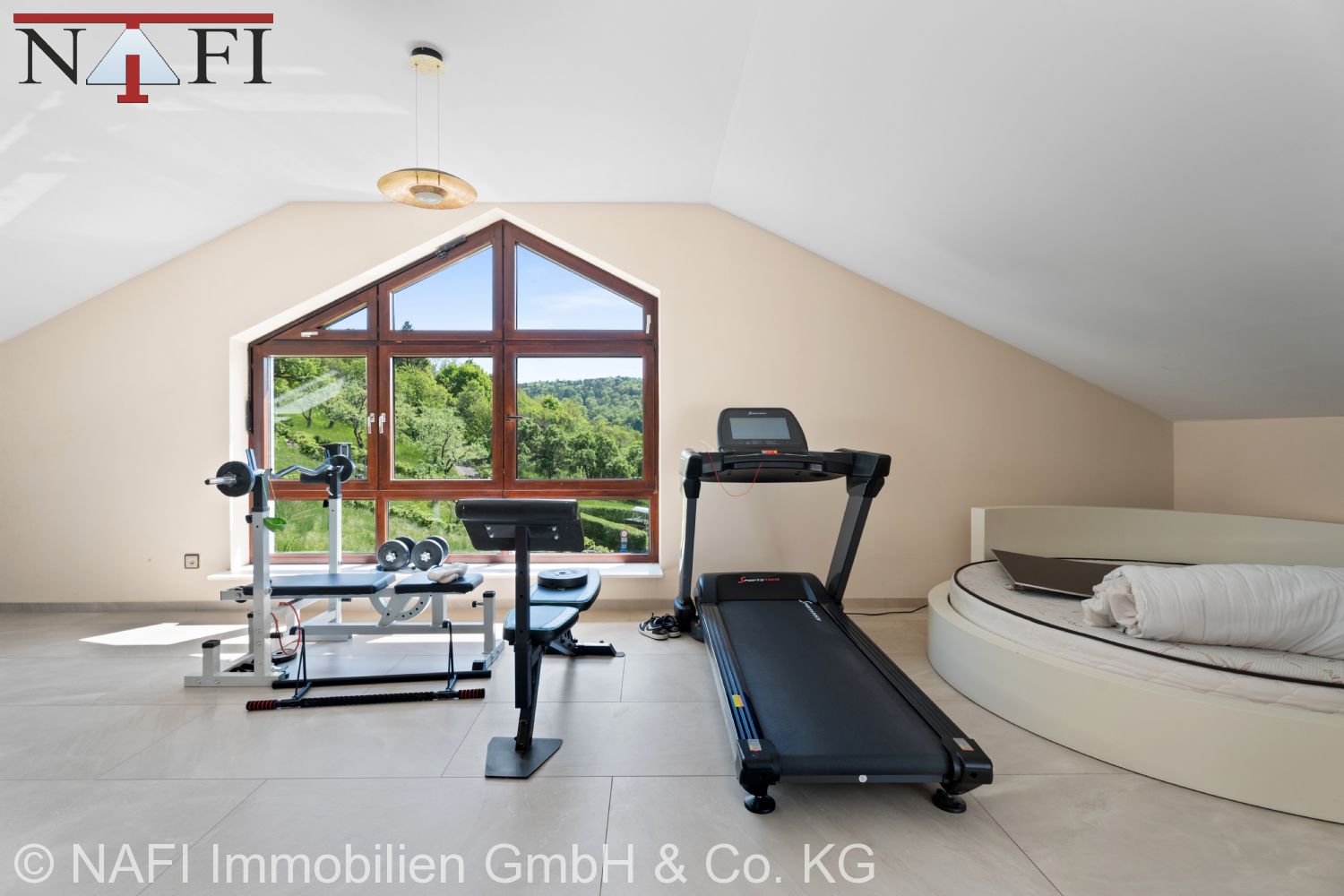 Exklusives Anwesen mit traumhaftem Ausblick & 8 privaten Tiefgaragenstellplätzen - Zimmer 1 DG (22006)