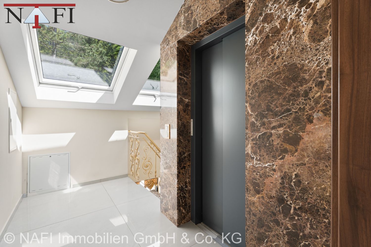 Exklusives Anwesen mit traumhaftem Ausblick & 8 privaten Tiefgaragenstellplätzen - Aufzugsbereich DG (22009)