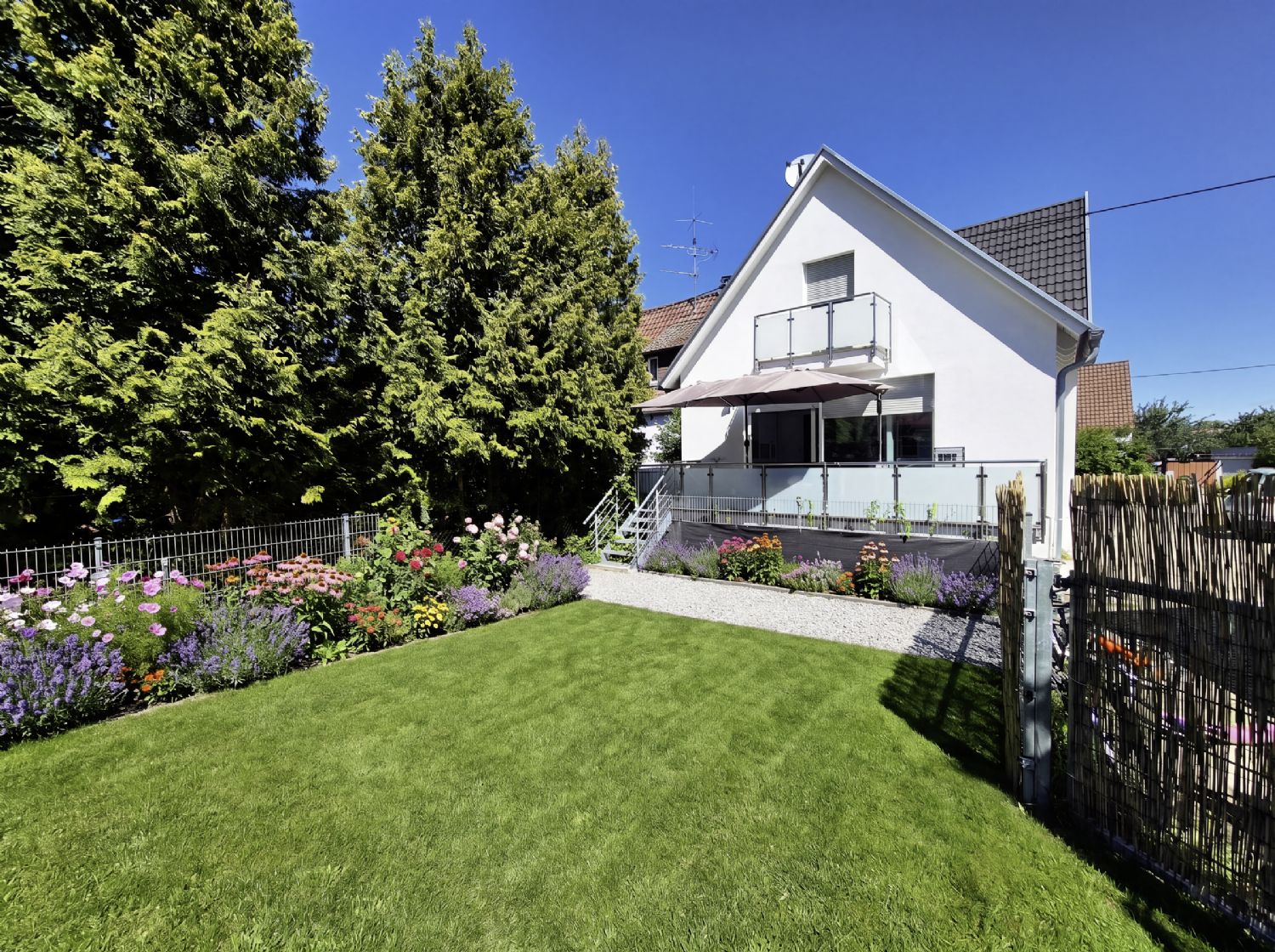 Familientraum mit Zukunft: Modernisiertes Einfamilienhaus mit Einliegerwohnung und Sonnengarten - Gartenansicht (21030)