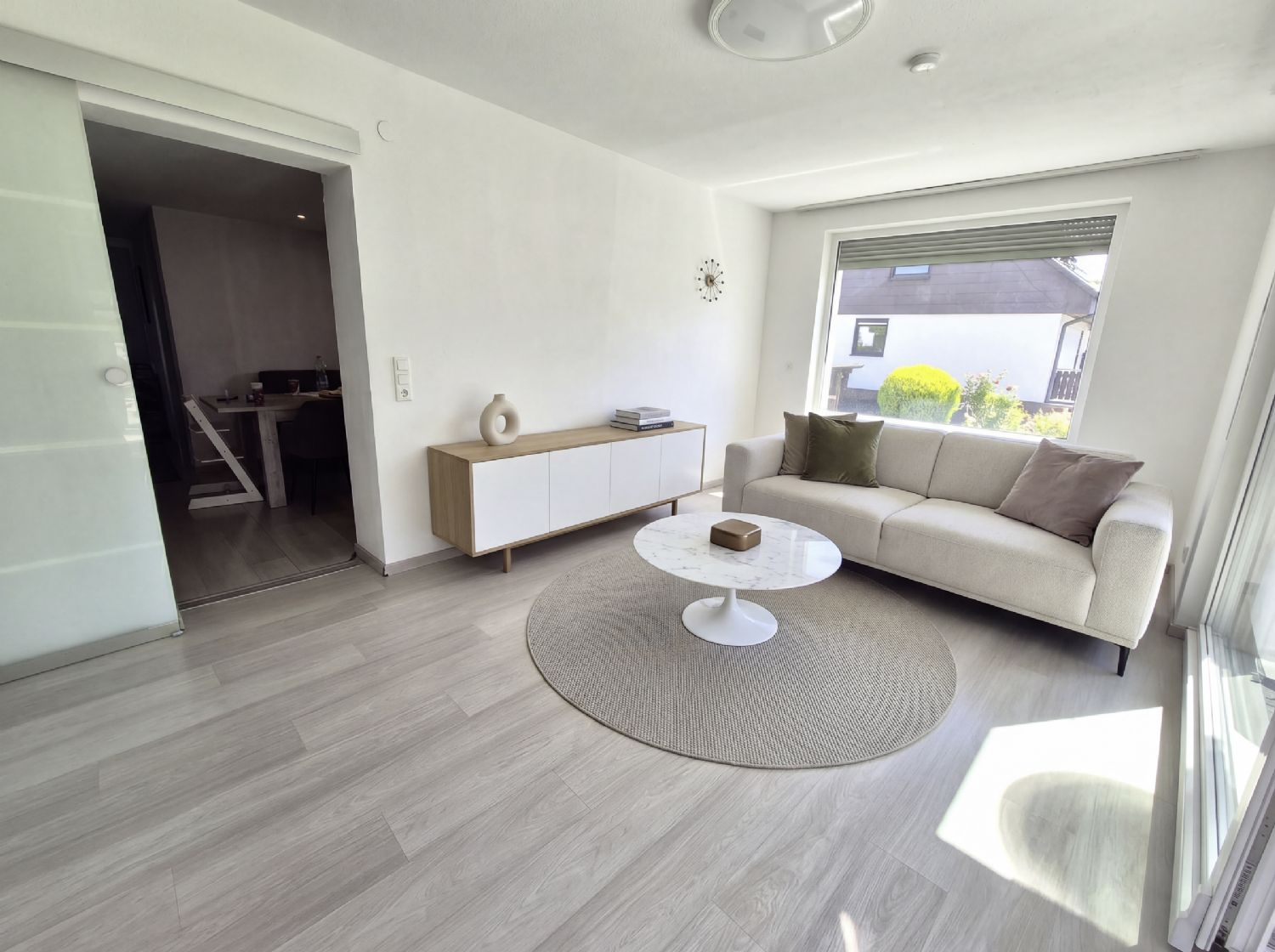 Familientraum mit Zukunft: Modernisiertes Einfamilienhaus mit Einliegerwohnung und Sonnengarten - Wohnzimmer EG (21033)