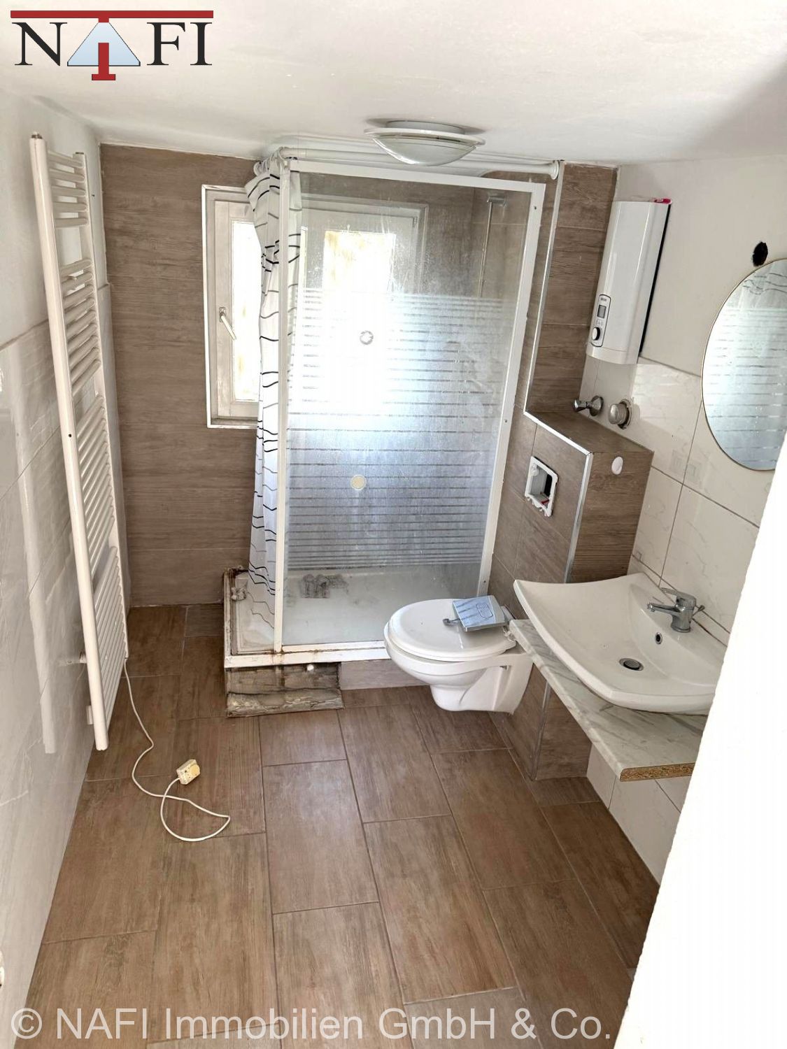**Großzügige Maisonette mit 7 Zimmern – mit Potenzial** - Bad (27832)