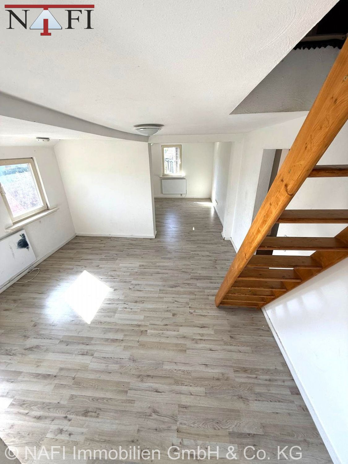 **Großzügige Maisonette mit 7 Zimmern – mit Potenzial** - Wohnzimmer (27825)