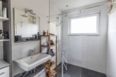 modernes Tageslichtbad EG - *Großzügiges Zweifamilienhaus mit zwei Garagen in familienfreundlicher Lage*
