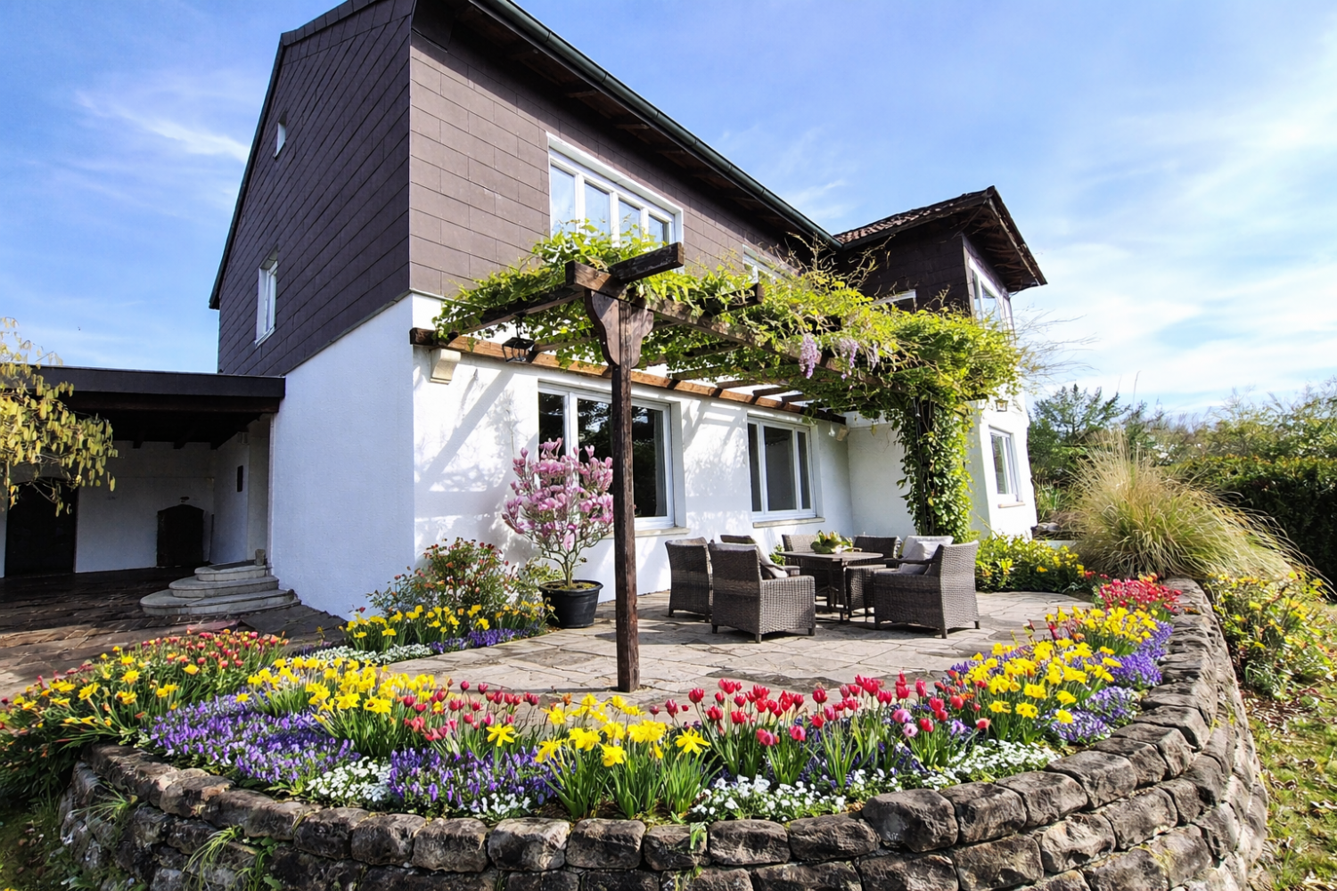 *Großzügiges Zweifamilienhaus mit zwei Garagen in familienfreundlicher Lage*, 73033 Göppingen, Mehrfamilienhaus