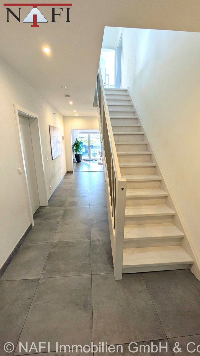 ++Zukunftssicher Wohnen: Modernes Einfamilienhaus mit Wärmepumpe, Wallbox & viel Platz!++ - Treppe/Flur (22989)