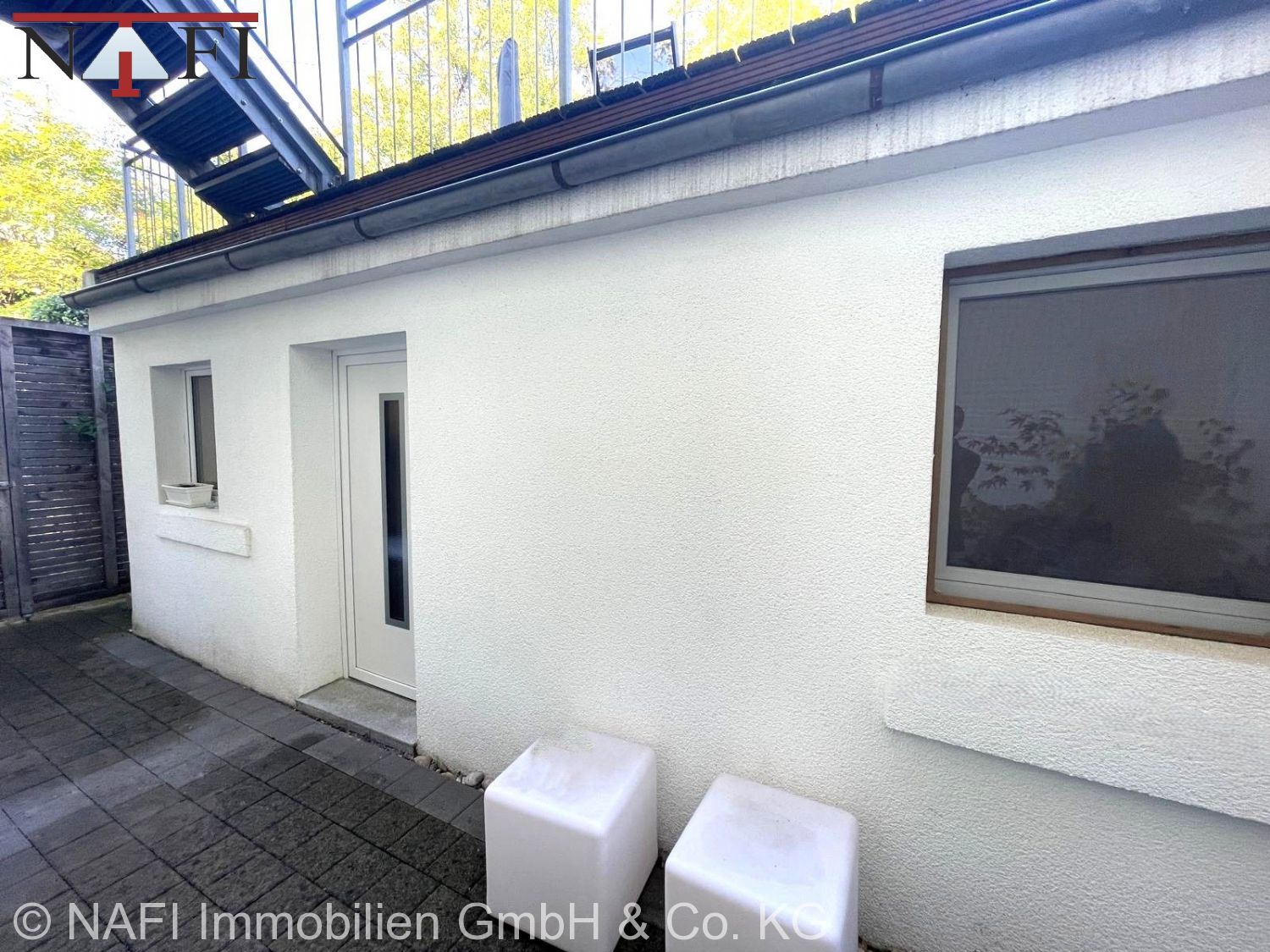 **Stilvoll kernsanierte Gartenwohnung mit 165 m² – Terrasse, Garten & Balkon in Stuttgart-Nord** - separater Bungalow/Arbeitszi. (25366)