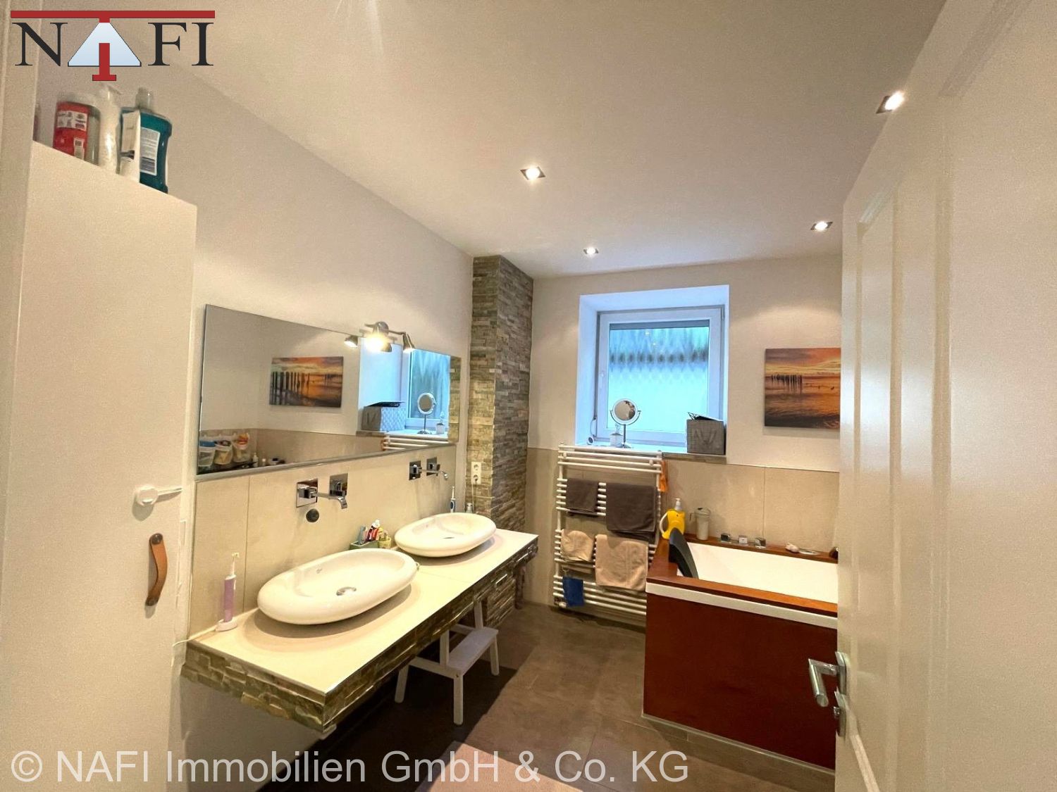**Stilvoll kernsanierte Gartenwohnung mit 165 m² – Terrasse, Garten & Balkon in Stuttgart-Nord** - Bad (25351)