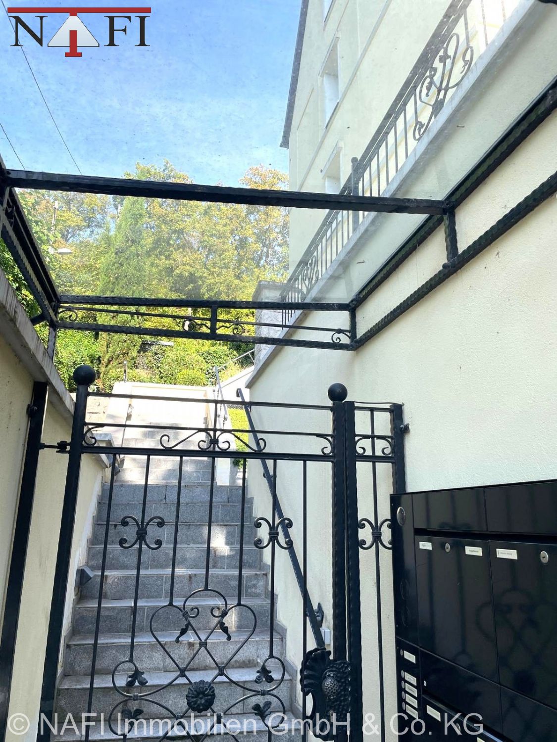 **Stilvoll kernsanierte Gartenwohnung mit 165 m² – Terrasse, Garten & Balkon in Stuttgart-Nord** - Treppenaufgang (25367)