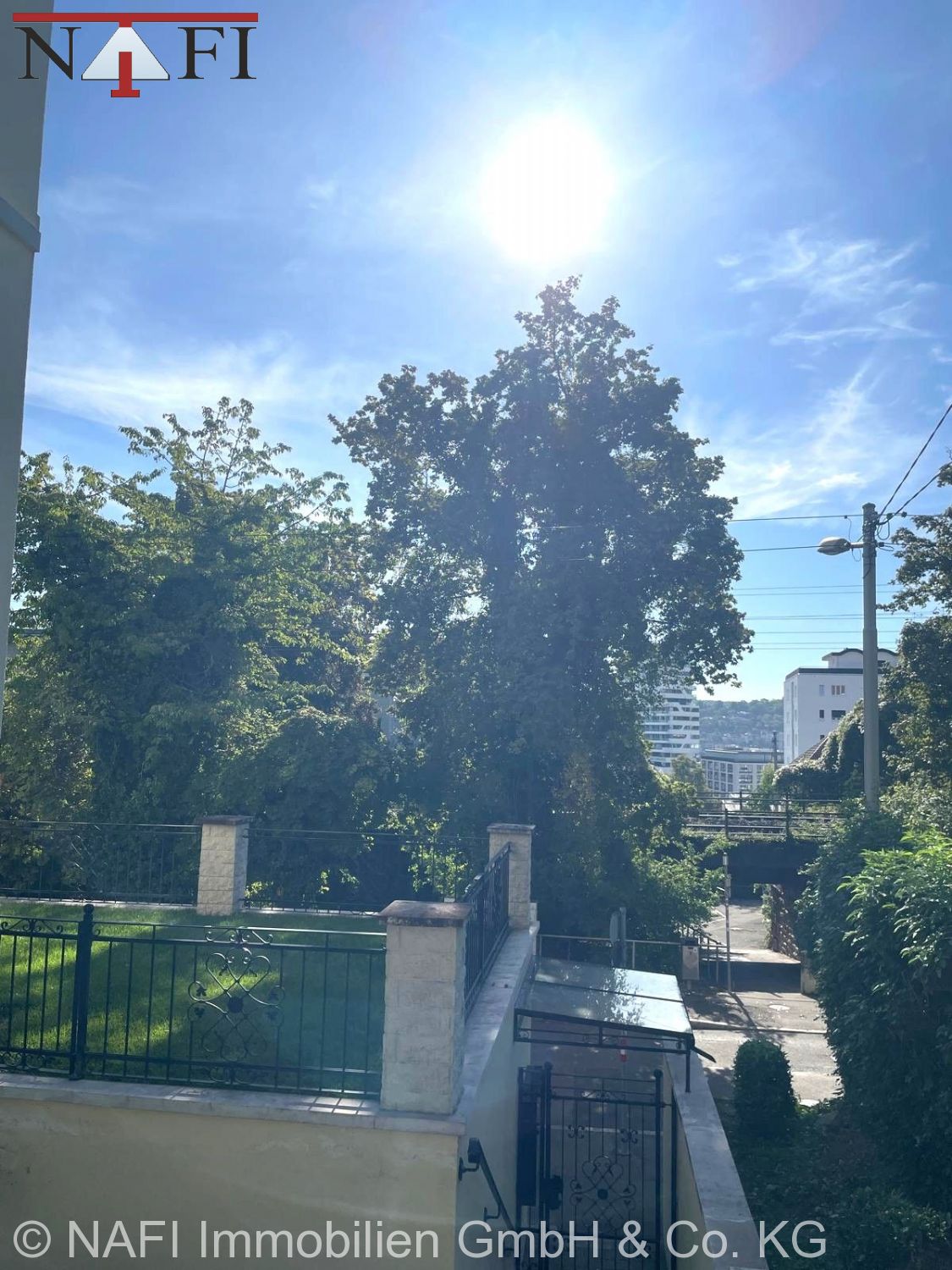 **Stilvoll kernsanierte Gartenwohnung mit 165 m² – Terrasse, Garten & Balkon in Stuttgart-Nord** - Eingang (25343)