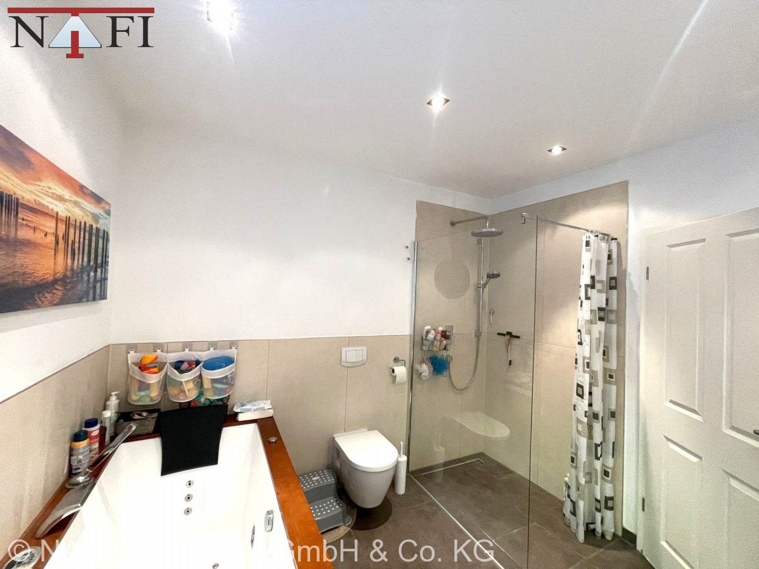 **Stilvoll kernsanierte Gartenwohnung mit 165 m² – Terrasse, Garten & Balkon in Stuttgart-Nord** - Bodentiefe Dusche (25353)