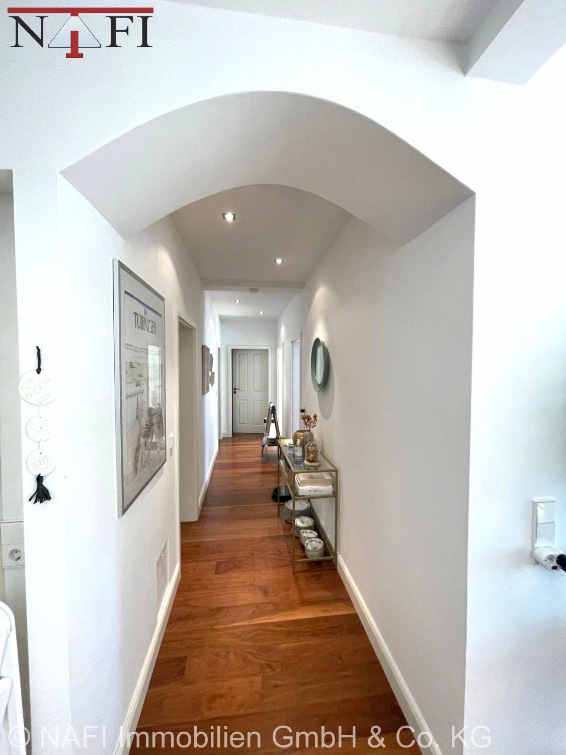 **Stilvoll kernsanierte Gartenwohnung mit 165 m² – Terrasse, Garten & Balkon in Stuttgart-Nord** - Flur (25344)