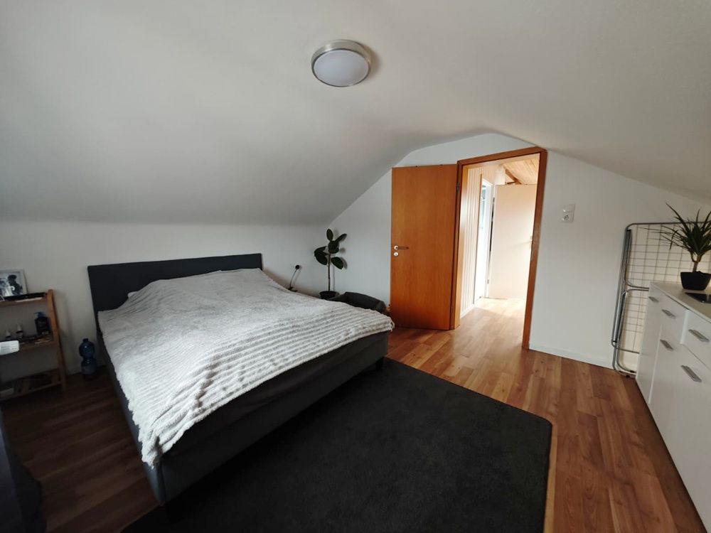 Anlageobjekt – Zweifamilienhaus mit ausgebauter Bühne & großem Potenzial - Bühne Schlafzimmer (19608)