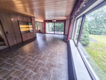 Wohnzimmer - PLATZWUNDER, großzügiges Einfamilienhaus mit Einliegerwohnung und toller Aussicht