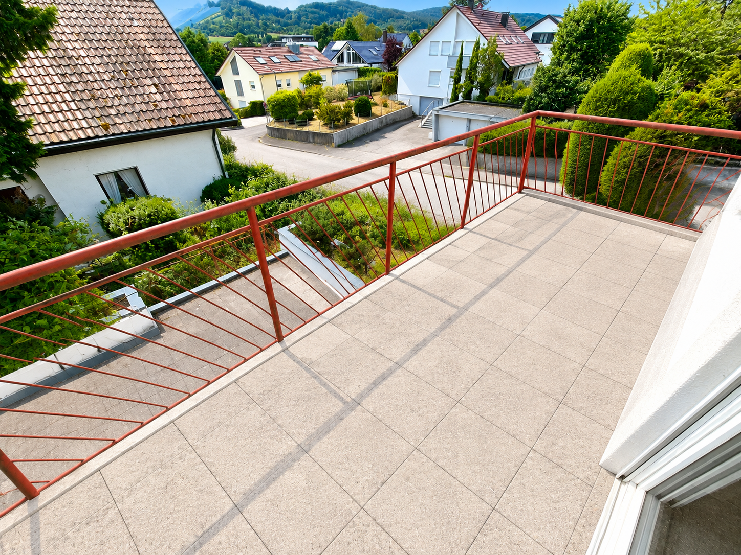 Werthaltige Kapitalanlage – Moderne 2,5-Zimmer-Wohnung in gepflegter Wohnanlage - Gestaltungsbeispiel 1. Balkon am Wohnbereich (22323)