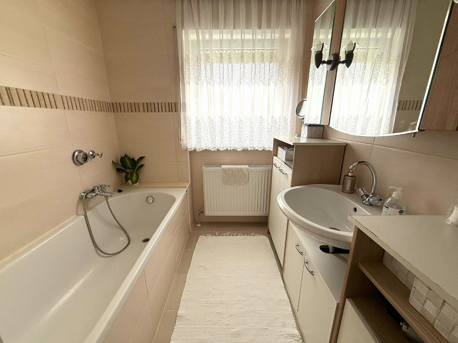 ++Sanierte 3,5-Zimmer-Erdgeschosswohnung in attraktiver TOP-Lage++ - Bad EG (24857)