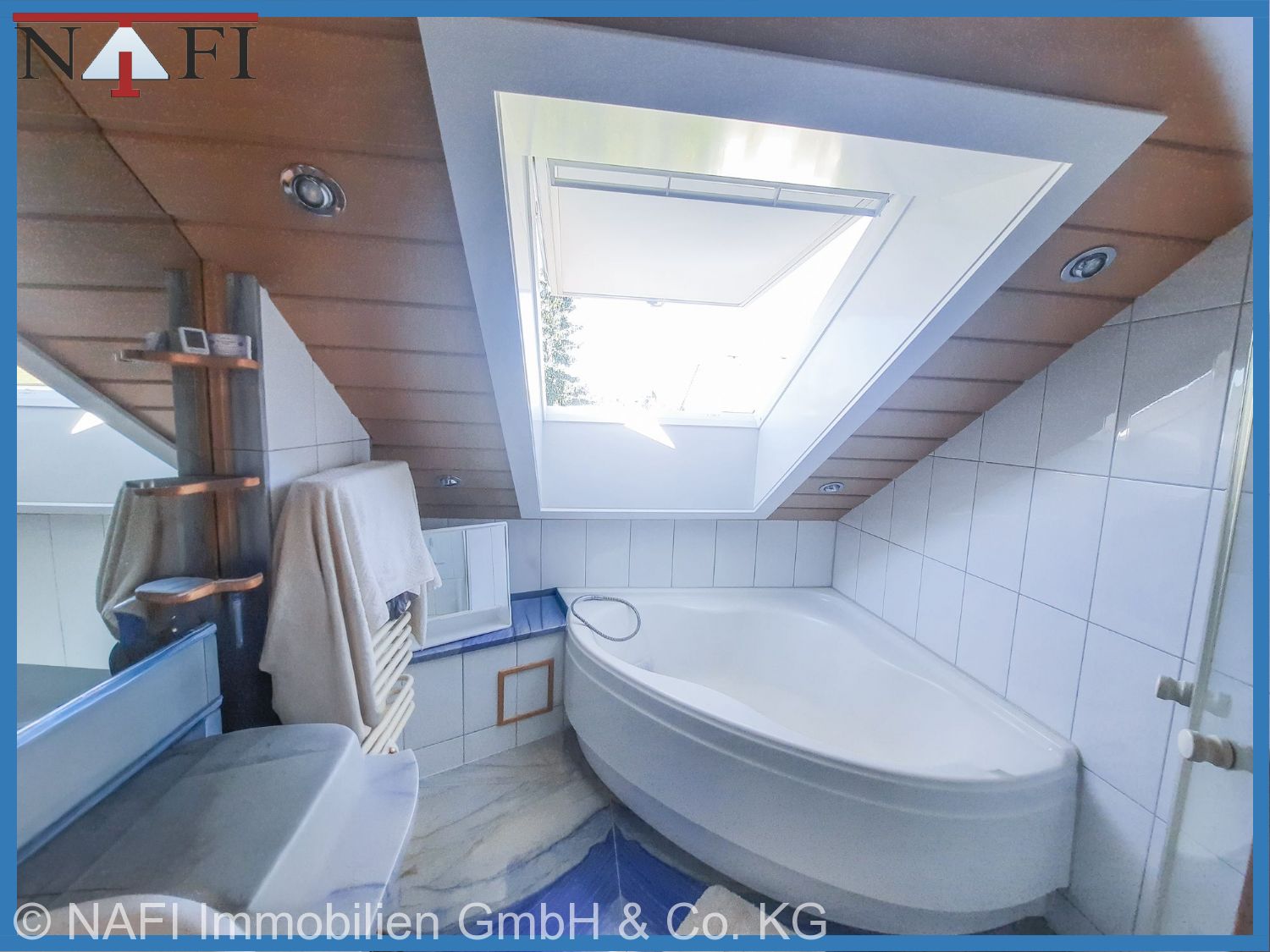 Lichtdurchflutende 3,5-Zimmer-Dachgeschosswohnung in modernisiertem 3-Familienhaus - Tageslichtbad (23324)