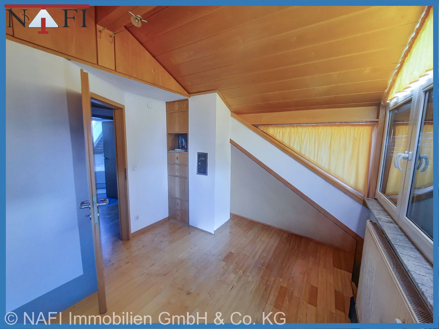 Lichtdurchflutende 3,5-Zimmer-Dachgeschosswohnung in modernisiertem 3-Familienhaus - Arbeits-/Gäste-/Kinderzimmer (23323)