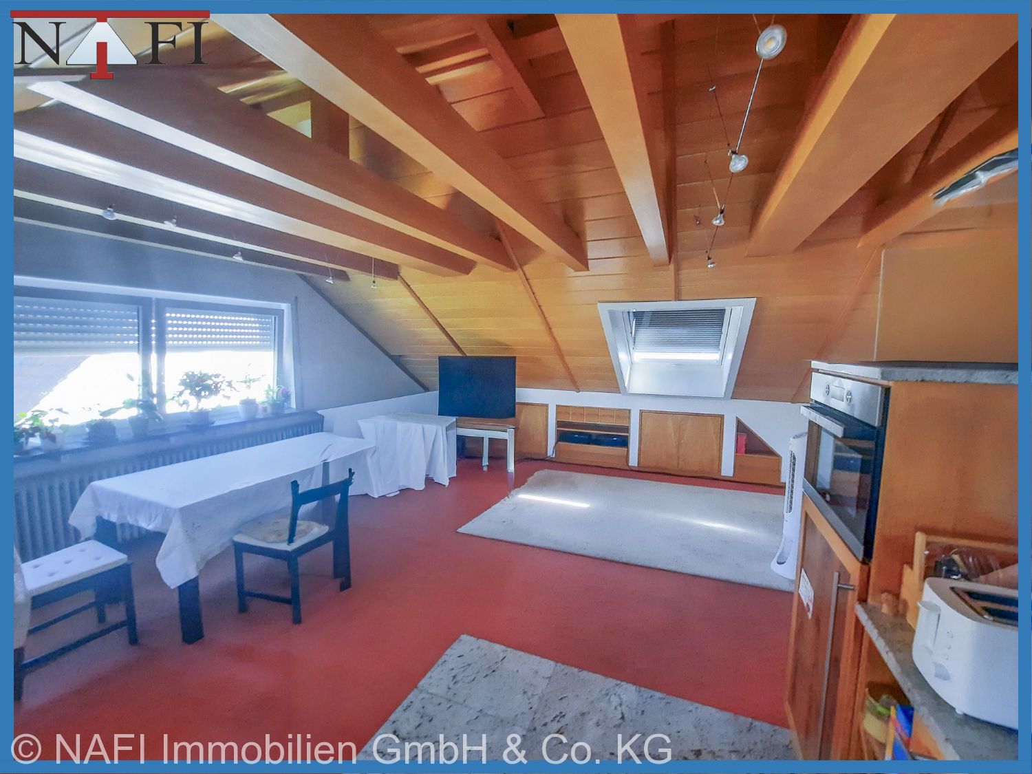 Lichtdurchflutende 3,5-Zimmer-Dachgeschosswohnung in modernisiertem 3-Familienhaus - Wohn-/Essbereich (23320)