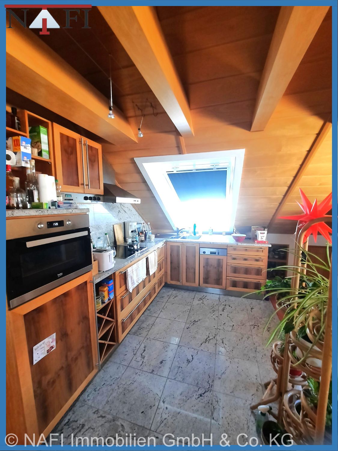Lichtdurchflutende 3,5-Zimmer-Dachgeschosswohnung in modernisiertem 3-Familienhaus - Küche (23321)