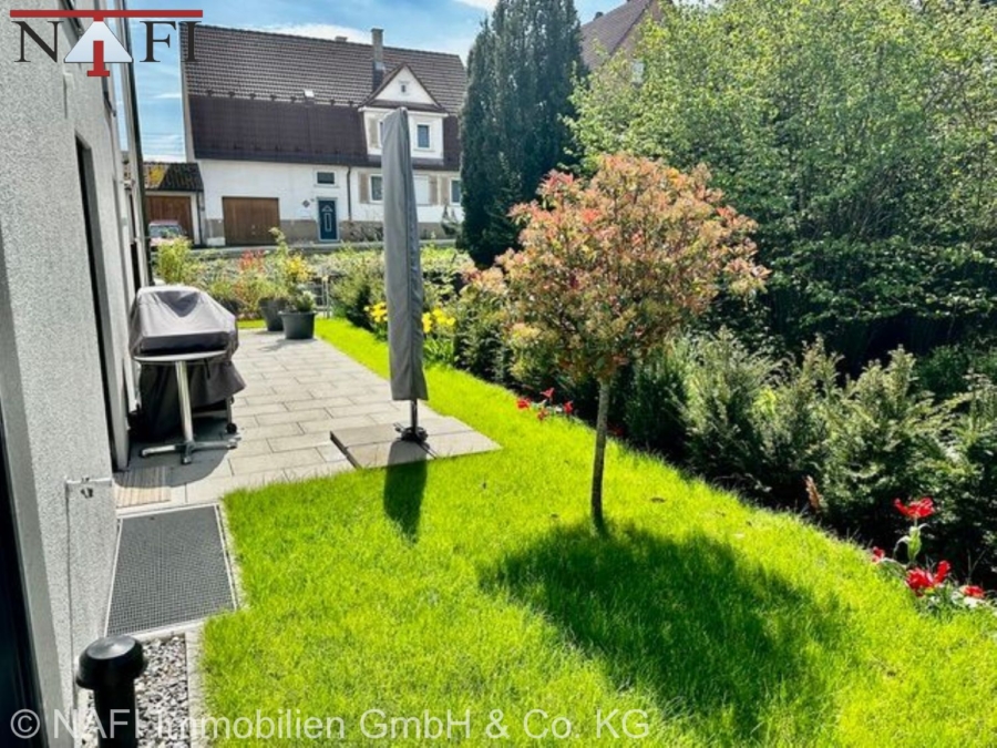 Terrasse mit Rasenfläche