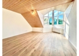 Zimmer - Moderne Maisonette-Wohnung mit Balkon, Garage & 3 Stellplätzen