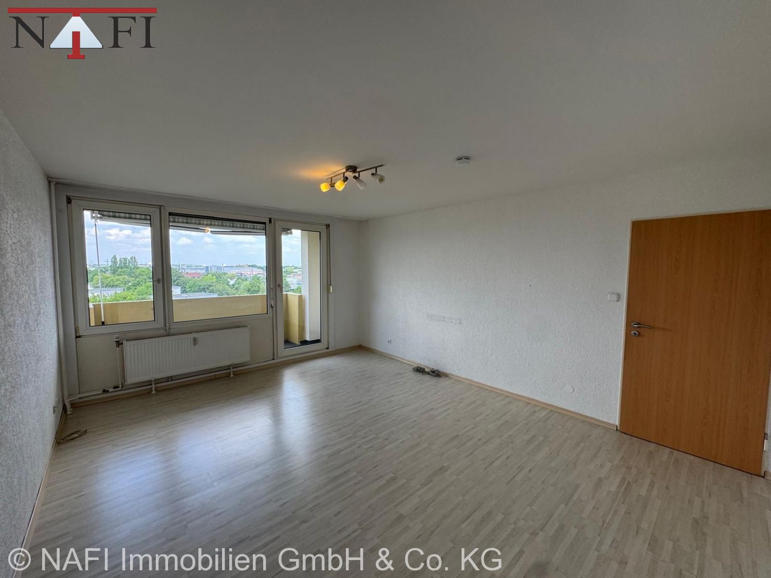 **Zentral wohnen in Waiblingen – Gepflegte 2-Zimmer-Wohnung mit Balkon und Aufzug** - Wohnzimmer (22403)