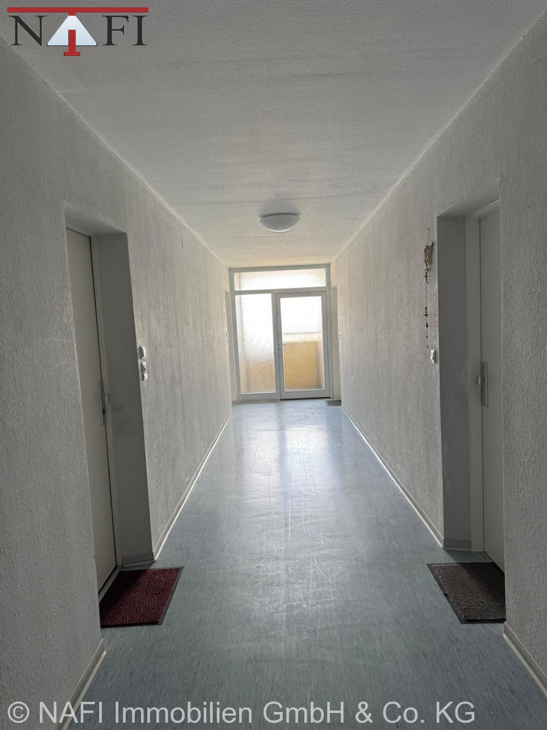 **Zentral wohnen in Waiblingen – Gepflegte 2-Zimmer-Wohnung mit Balkon und Aufzug** - Hausflur (22409)